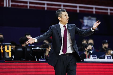 这次他在电影里面饰演“乔帮主”，主要表现的是乔布斯从一名嬉皮士到伟大创业者的过程 《边境杀手》发布会 布朗特与布洛林激动热拥 2015-05-20 当地时间5月19日，电影《边境杀手》在戛纳电影节举行室外发布会。