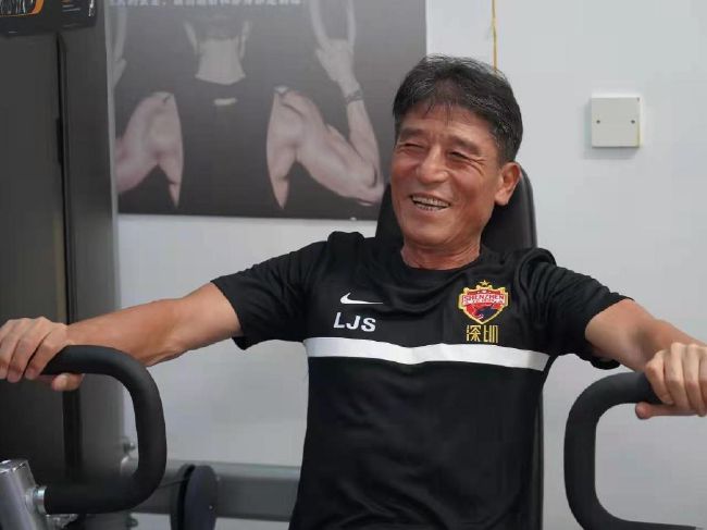 照片中，莉莉身着华丽黑色抹胸礼服出席派对，手持香槟，背景正是夜空下的埃菲尔铁塔。